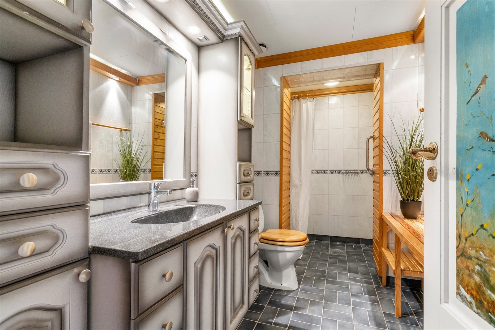 Bad. Badet er fra ukjent eldre dato. Badet inneholder klosett, vask med innredning, dusjnisje med dusjgarnityr. Galleribilde