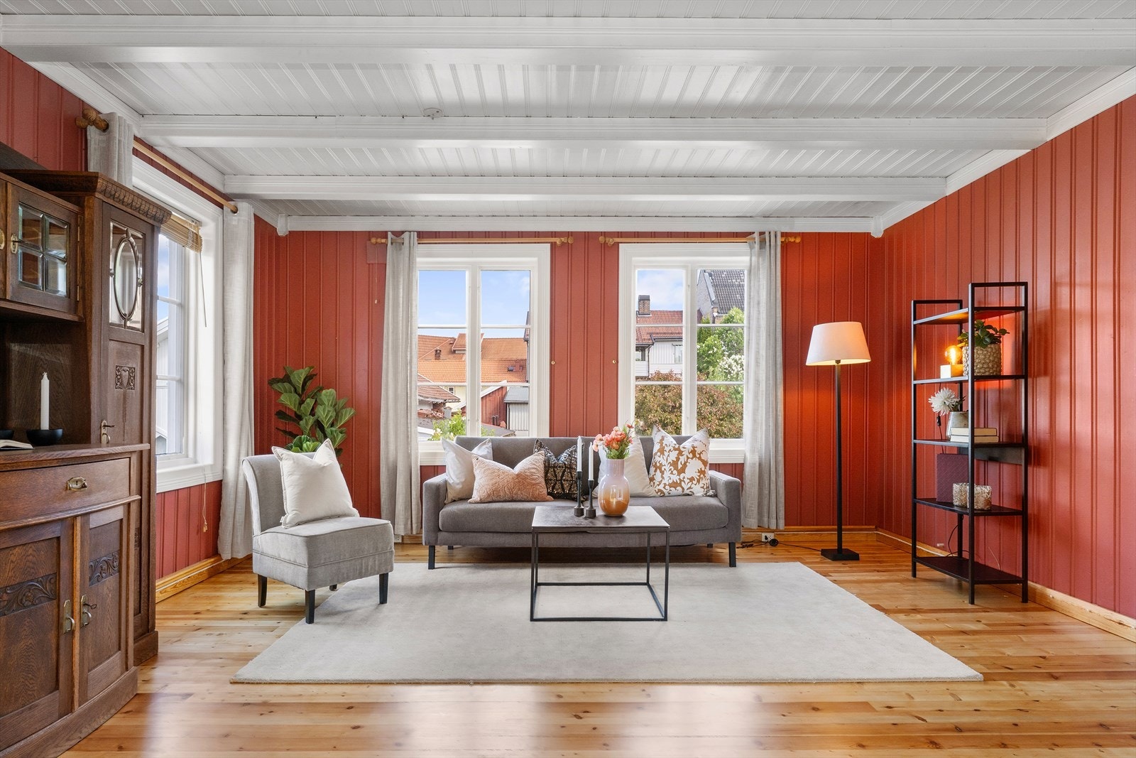 Romslig stue med god plass til sofagruppe. Galleribilde