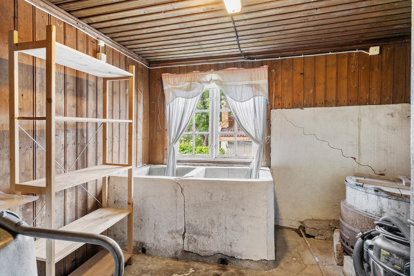 Rom i uthus. Galleribilde