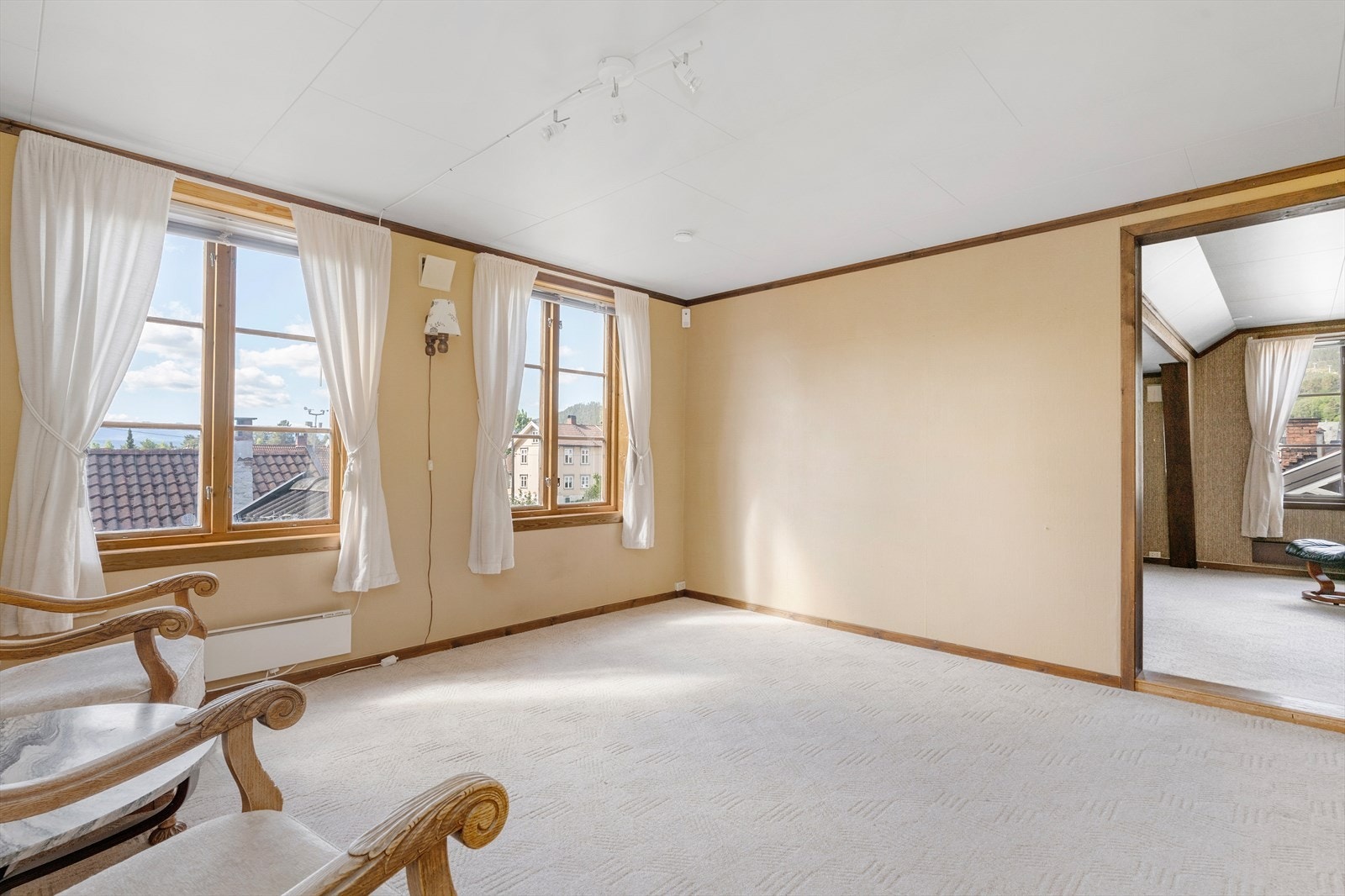 Stue med god plass til sofagruppe, evt stue som fint kan brukes som spisestue. Galleribilde