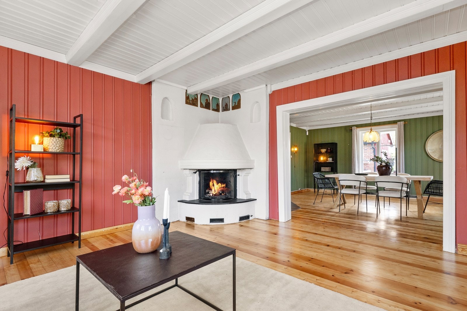 Det er tregulv på gulv, panel på vegger og klassiske detaljer som synlige bjelkelag og panel i himling. Galleribilde
