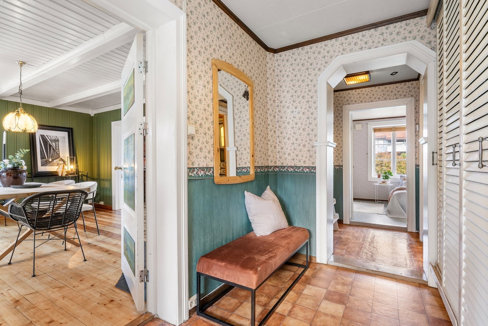 Entré/gang med god plass til å henge fra seg yttertøy. Galleribilde