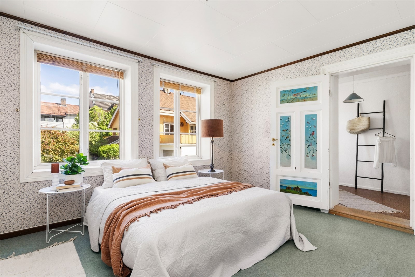 Soverom. Soverommet har god plass til dobbeltseng, herfra er det også inngang til bod som fint kan brukes som et garderoberom. Galleribilde