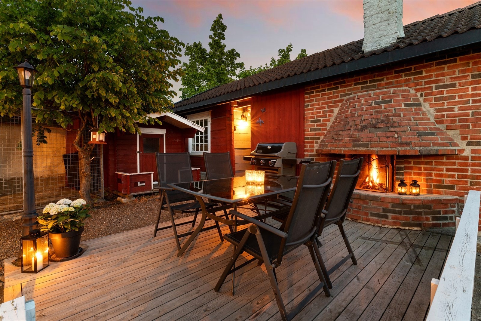 Koselig uteområde mellom hovedhus og uthus med god plass til sittegruppe. Her er det også peis, perfekt å bruke på kalde sommerkvelder hvor man ønsker å sitte ute. Galleribilde