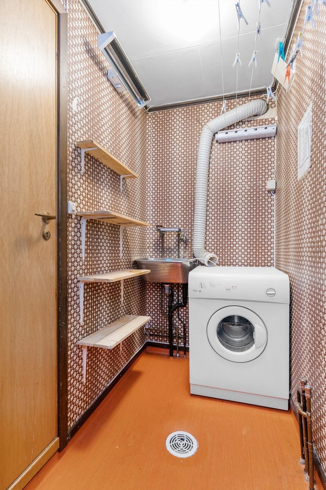 Vaskerom er av ukjent eldre dato. Vaskerom inneholder skyllekar, opplegg til vaskemaskin, stråleovn Galleribilde