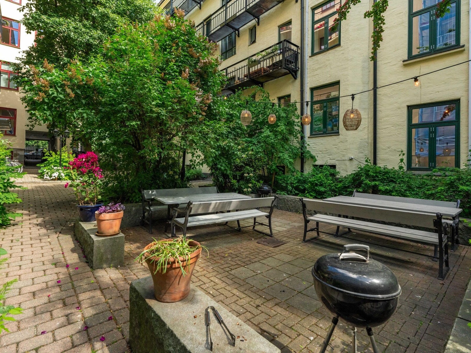 Her kan de late sommerdagene nytes. Det er felles grill som kan benyttes av beboerne. Galleribilde