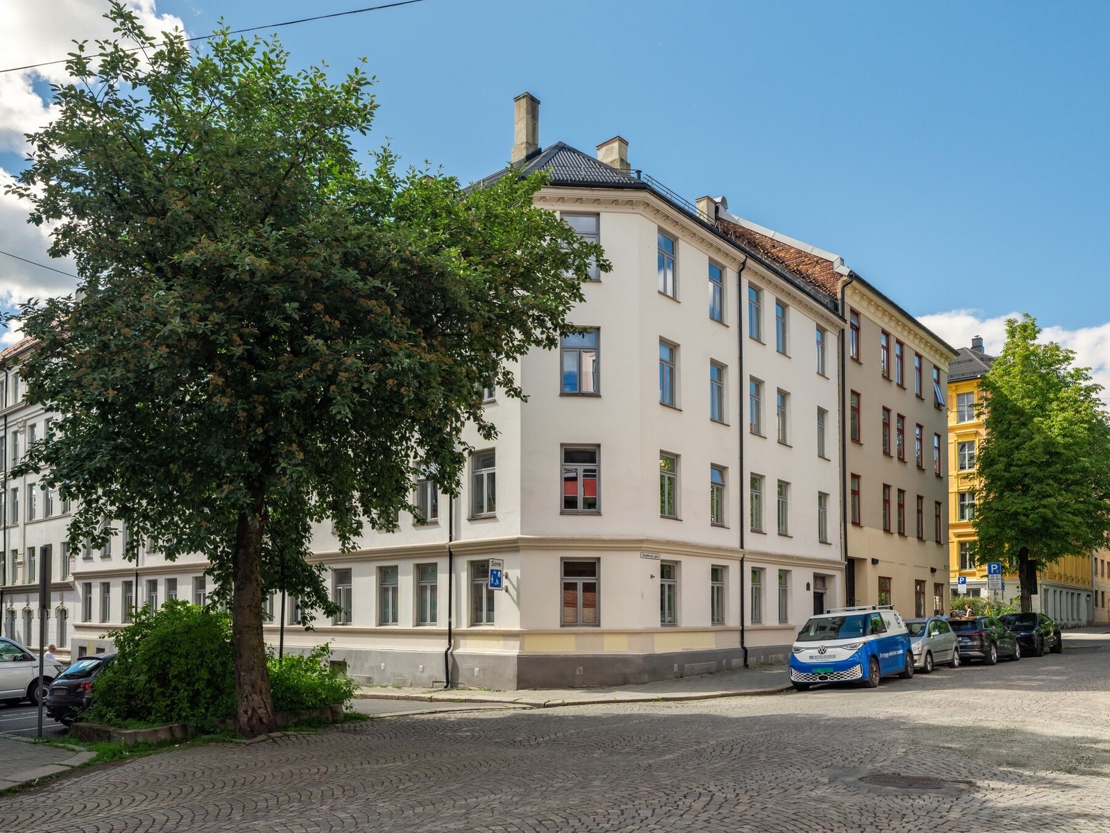 Her bor du i en skjermet og rolig gate uten mye gjennomfartstrafikk. Bygården er klassisk fra 1903. Galleribilde