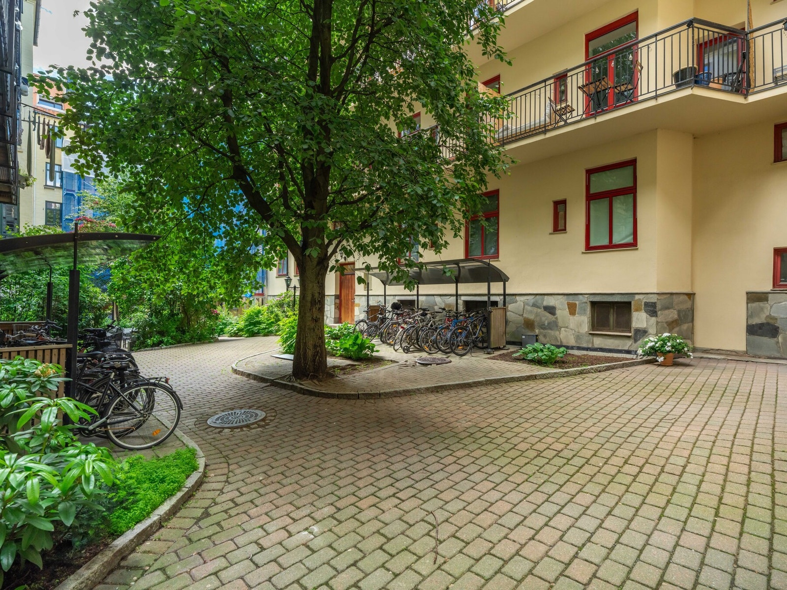 Den er pent opparbeidet med brostein, og det er god plass til sykkelparkering. Galleribilde