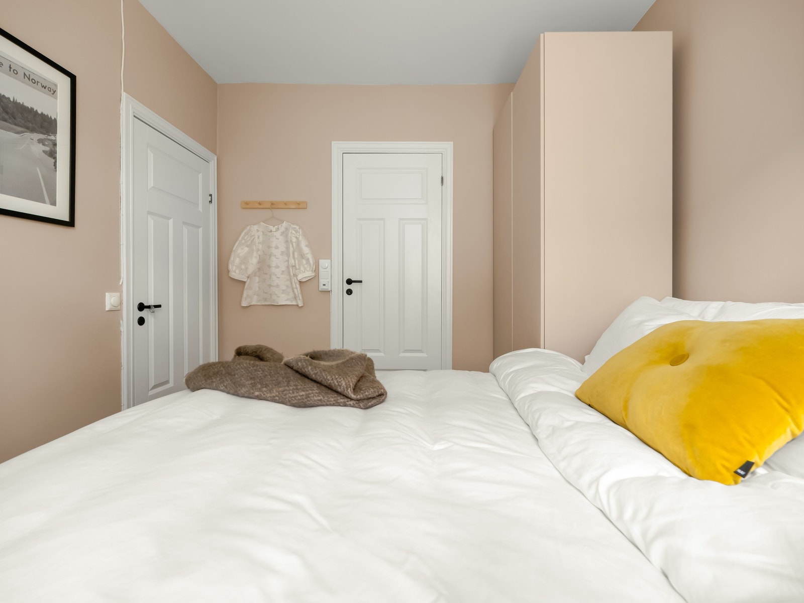 Fra soverommet er det inngang til leilighetens bad. Galleribilde