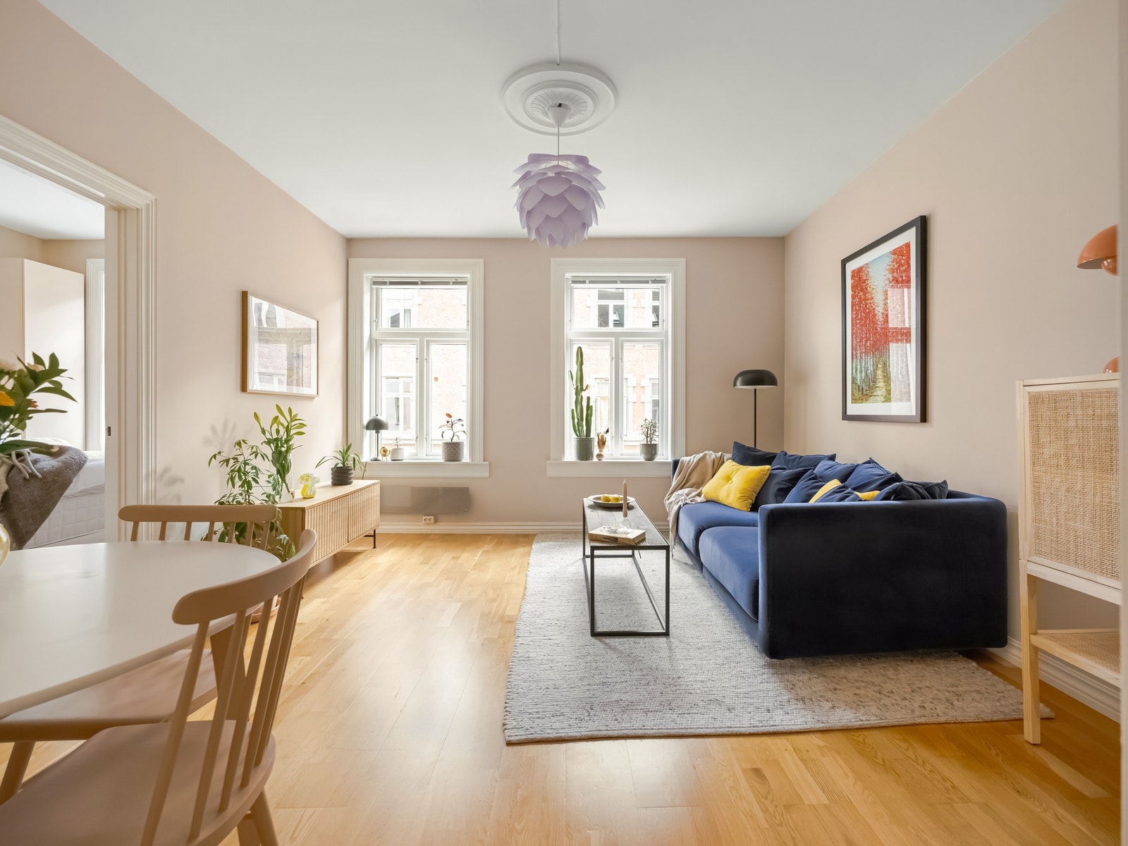 Dette er en lys og klassisk 2-roms med en ettertraktet beliggenhet på Grünerløkka: Skjermet, rolig og tilbaketrukket i grønne omgivelser. Galleribilde