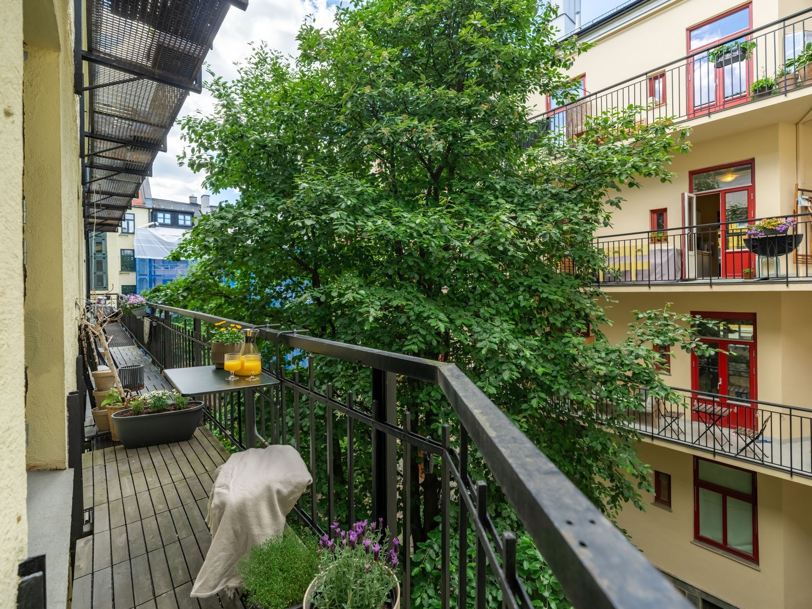 Utenfor kjøkkenvinduet er det en hyggelig brannbalkong med fint utsyn mot den grønne bakgården. Det er enkel adkomst fra felles oppgang rett utenfor leilighetens inngangsdør. Galleribilde