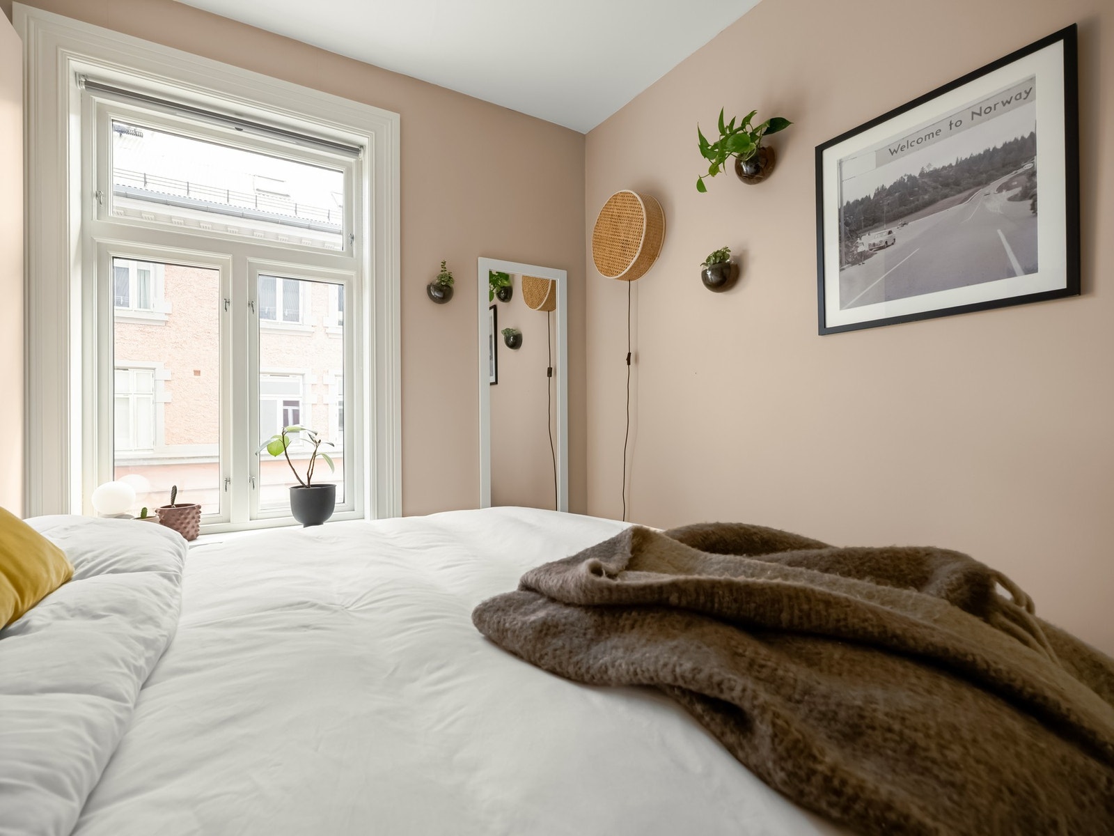 God takhøyde og store vindusflater er gjennomgående for hele leiligheten. Rommet har en god og lun følelse. Galleribilde