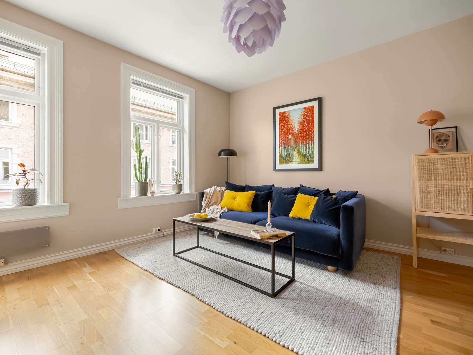 Leiligheten har verdifulle kvaliteter som store, luftige rom, generøs takhøyde på 2,65 m og store vindusflater som slipper inn rikelig med dagslys. Galleribilde