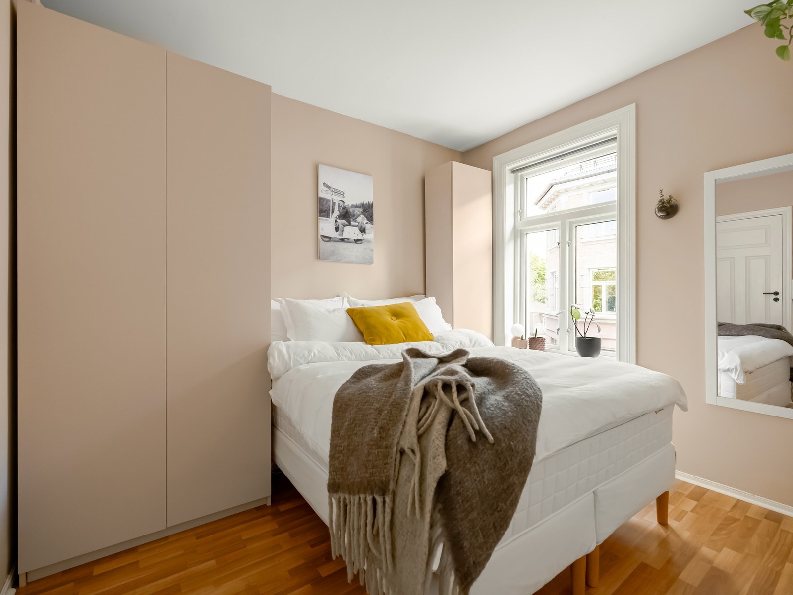 Det fine soverommet er stort og lyst med god plass til dobbeltseng, tilhørende nattbord og garderobeskap. Galleribilde