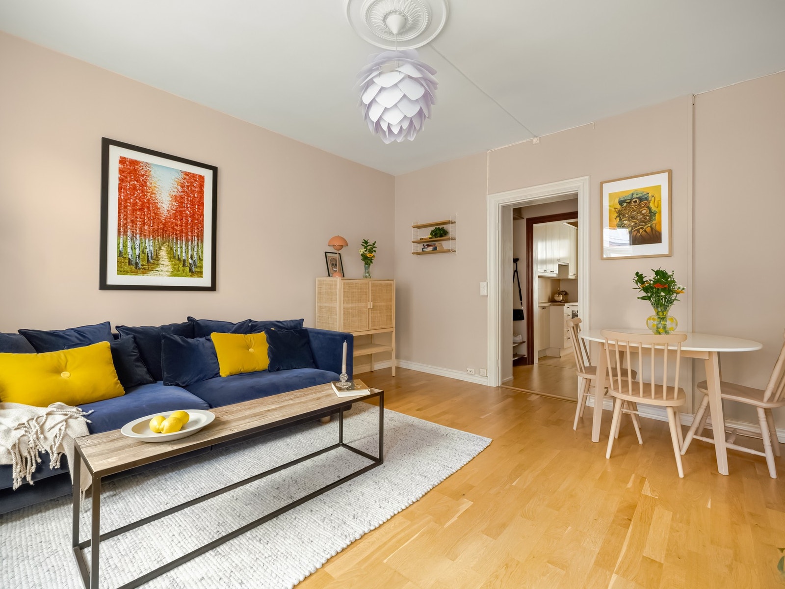 Den gjennomgående planløsningen og de store vindusflatene sørger for godt med naturlig lysinnslipp. Galleribilde