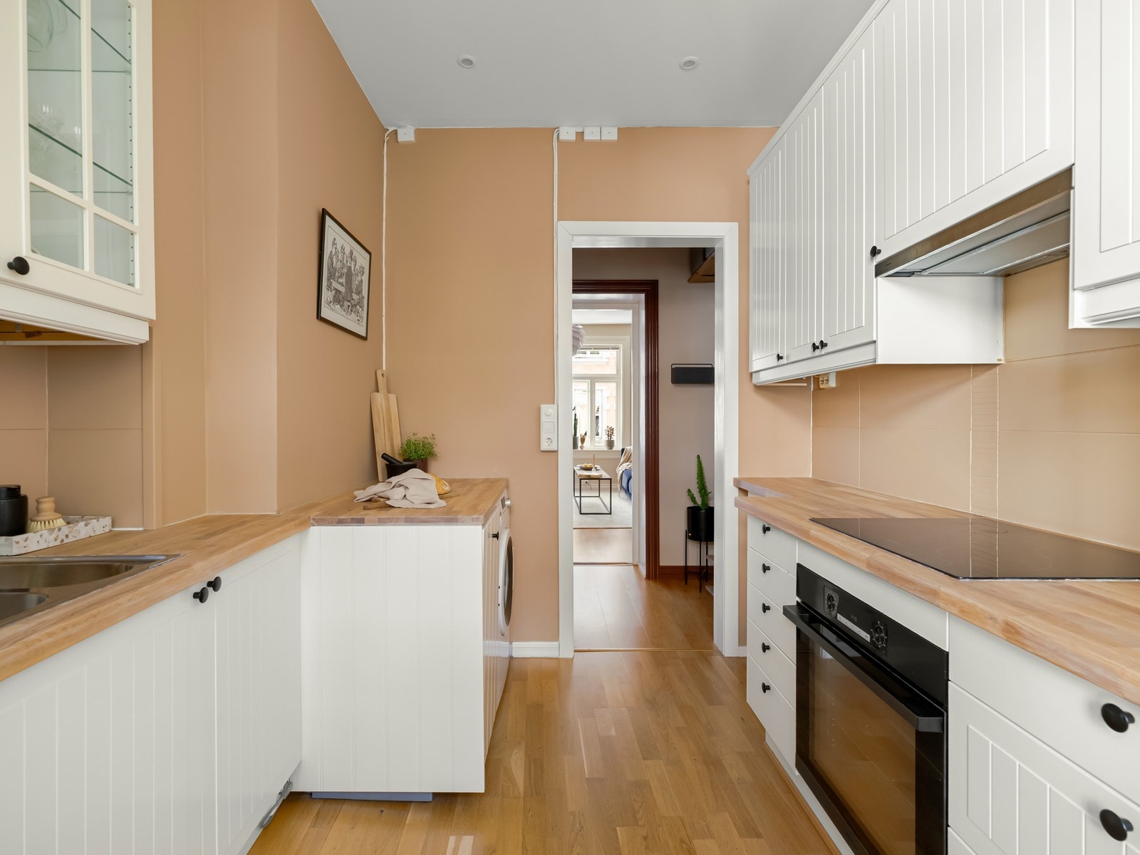 Under kjøkkenbenken til venstre for døren er det plass og opplegg for vaskemaskin. Også den medfølger salget. Galleribilde