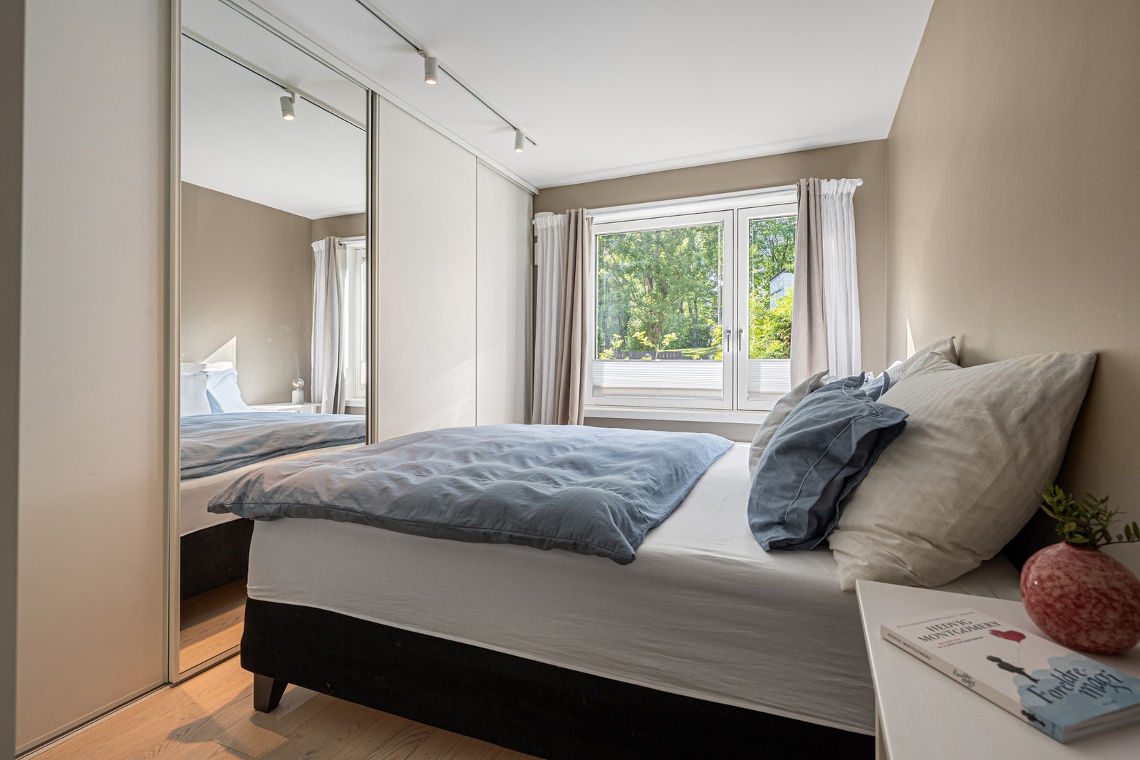Romslig soverom med stor skyvedørsgarderobe med én speilfront. Godt med plass til stor dobbeltseng. Galleribilde