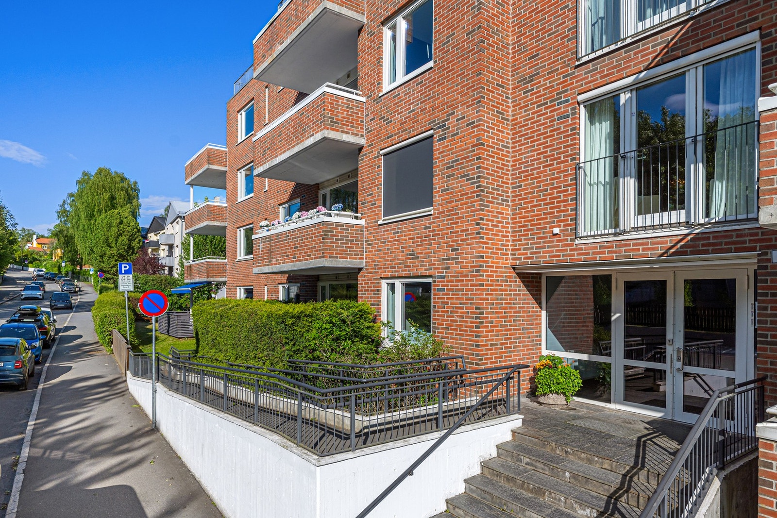 Moderne bygård fra 2000, med flotte fellesarealer og garasjeanlegg Galleribilde