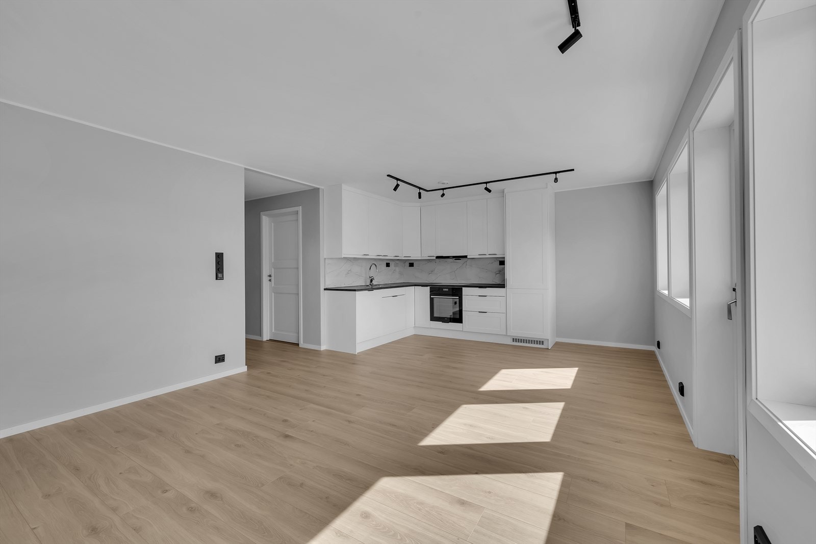 Pent kjøkken med mye skapplass Galleribilde