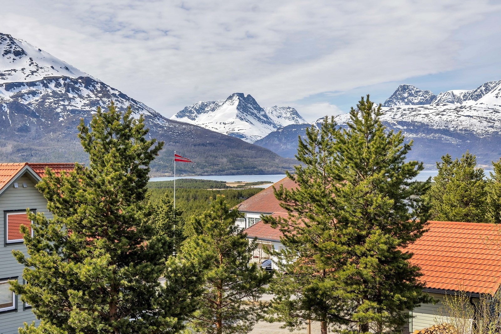 Mot Falsnes og Steindalstinden Galleribilde