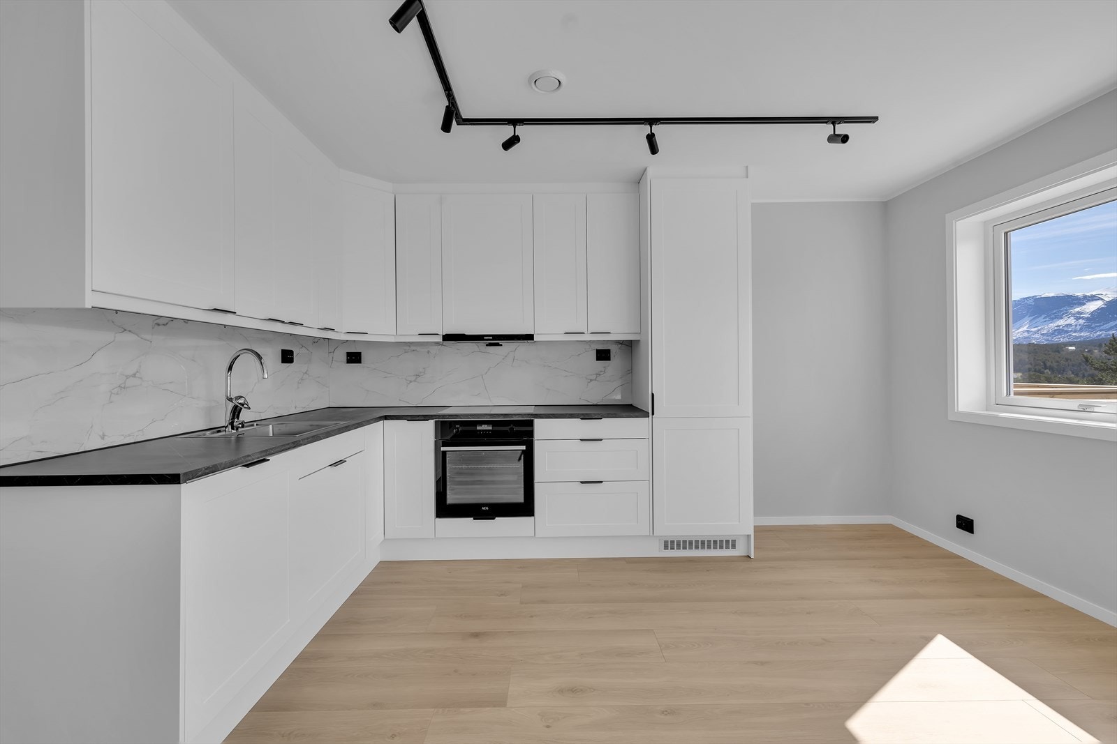 Leiligheten er nybygd og fremstår pen og moderne Galleribilde