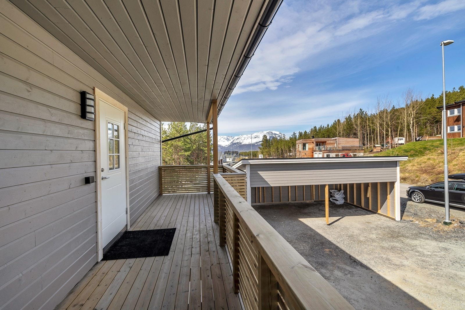 Takoverbygget inngangsparti med kveldsol på verandaen Galleribilde