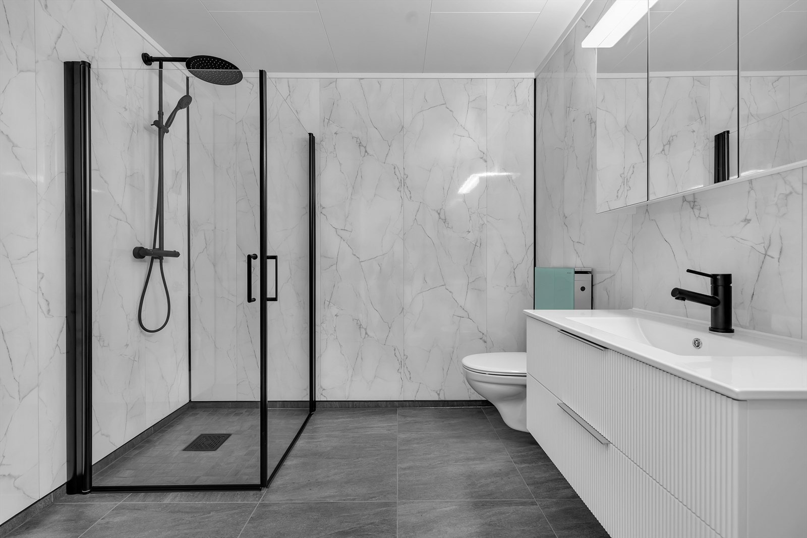 Badet er i moderne utførelse med pene detaljer Galleribilde