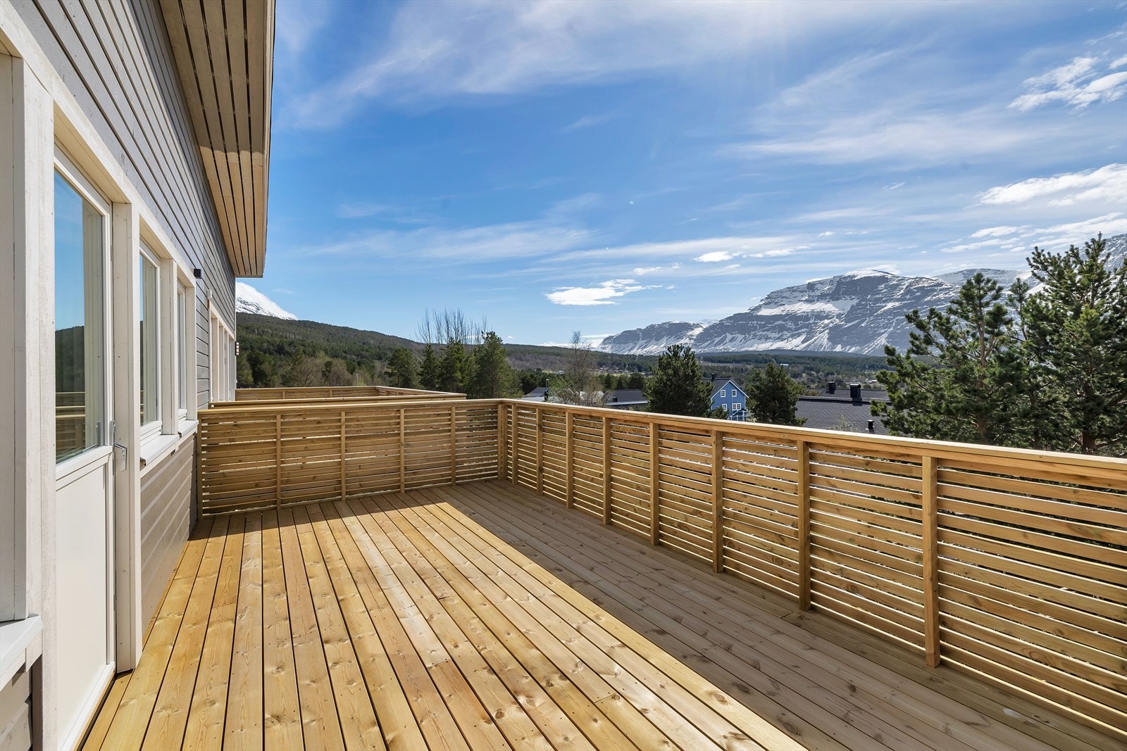 Sørvendt med flott utsikt mot fjell og fjord Galleribilde