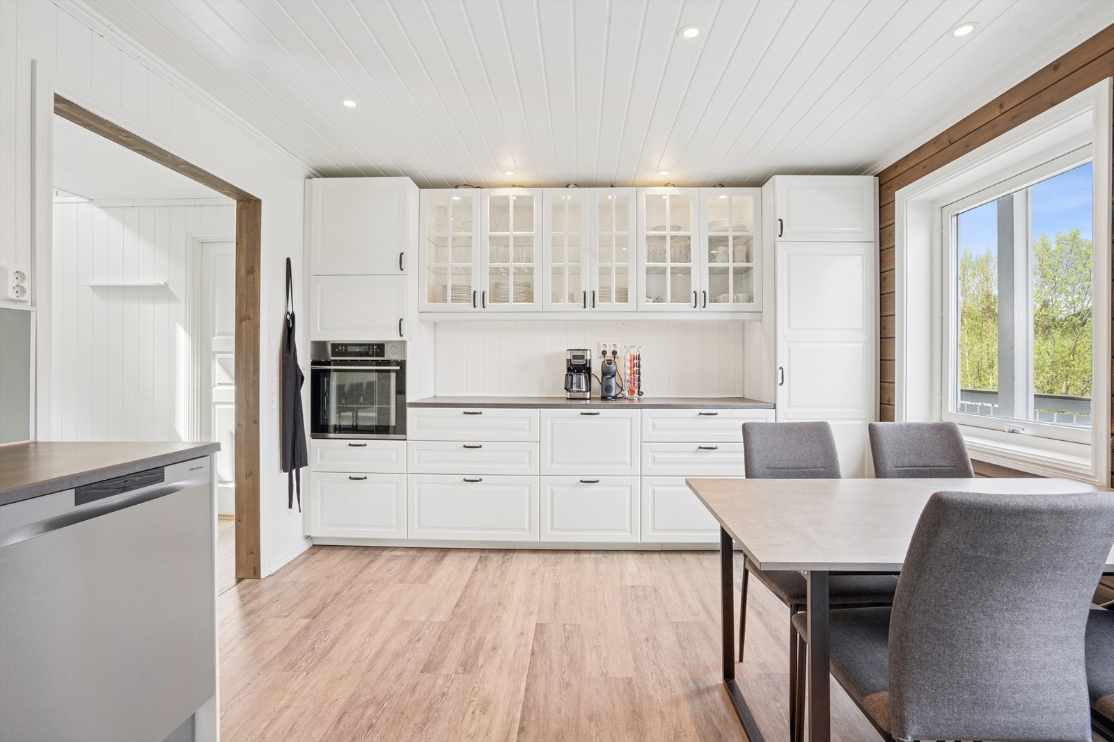 Her har man flere store benkeflater og godt med skapplass Galleribilde