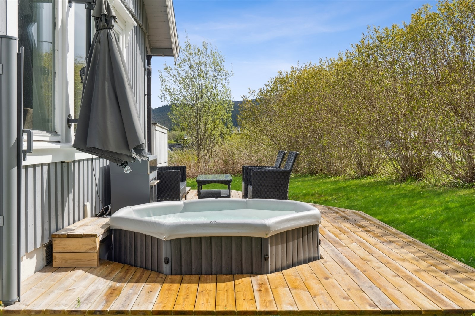 På baksiden av boligen er det oppført en platt som forlengelse av balkongen med mulighet for å ta seg et bad Galleribilde