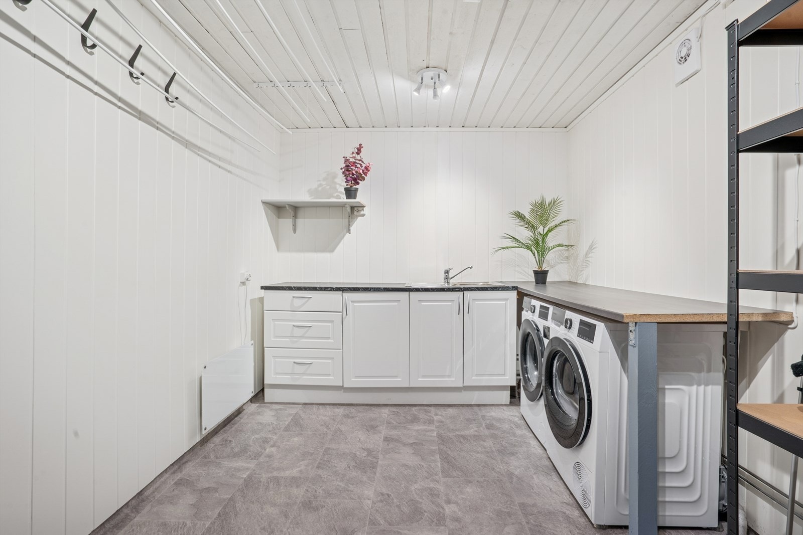 Flott vaskerom i lyse farger, vaskerommet ble oppusset i 2023 Galleribilde