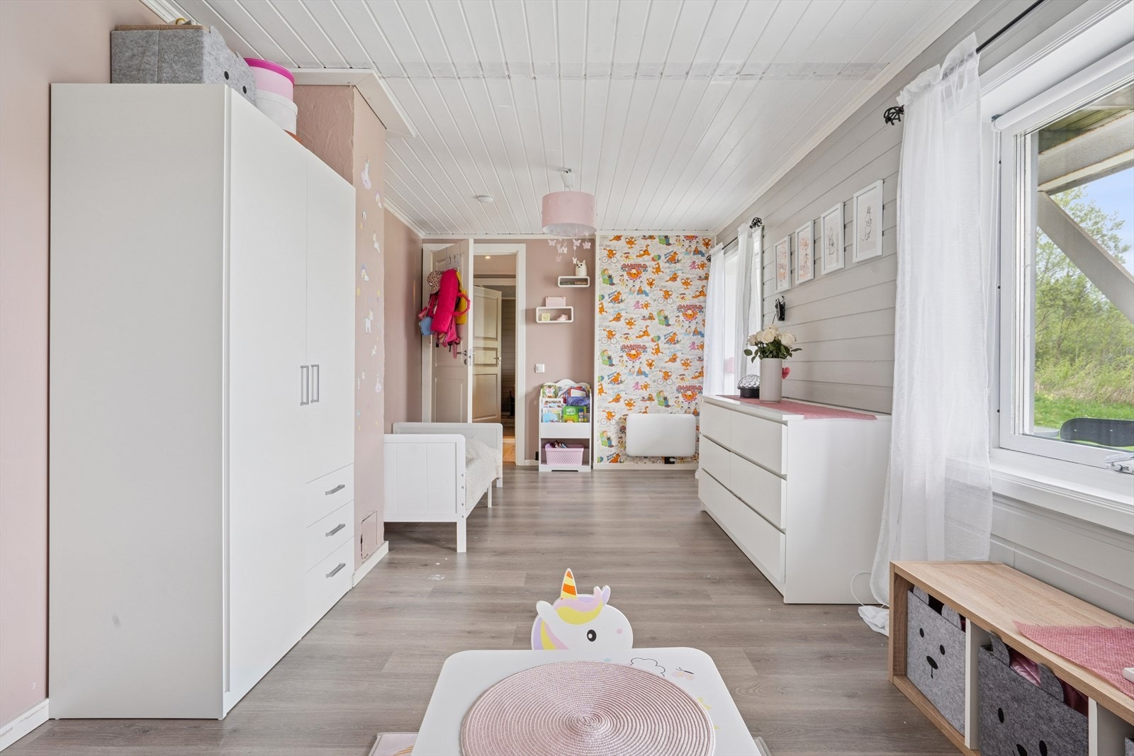 Tidligere kjellerstue er nå innredet til et stort soverom Galleribilde