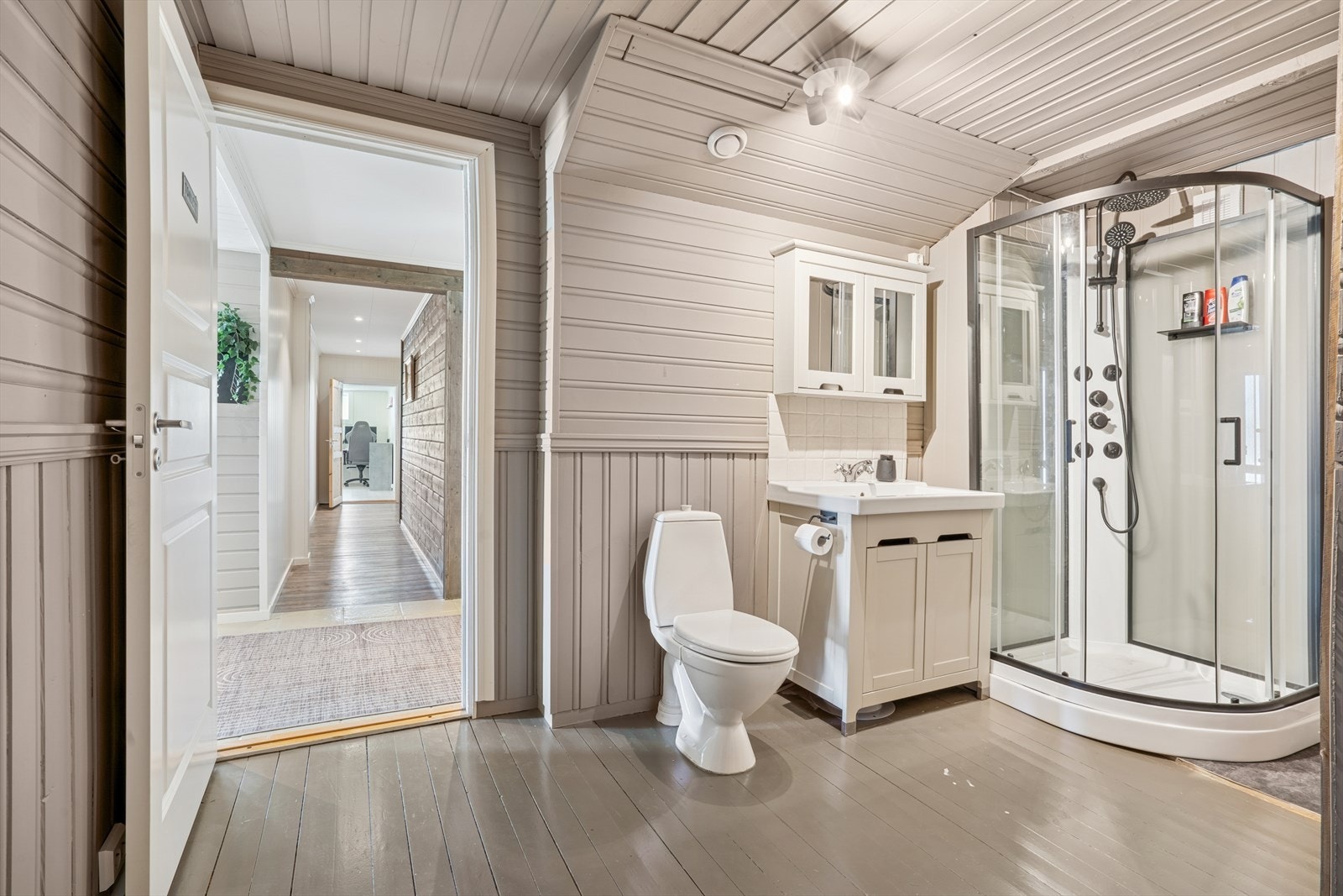 I første etasje er det nå et stort bad hvor det tidligere var toalettrom og soverom. Dusjkabinettet er montert i 2025 Galleribilde