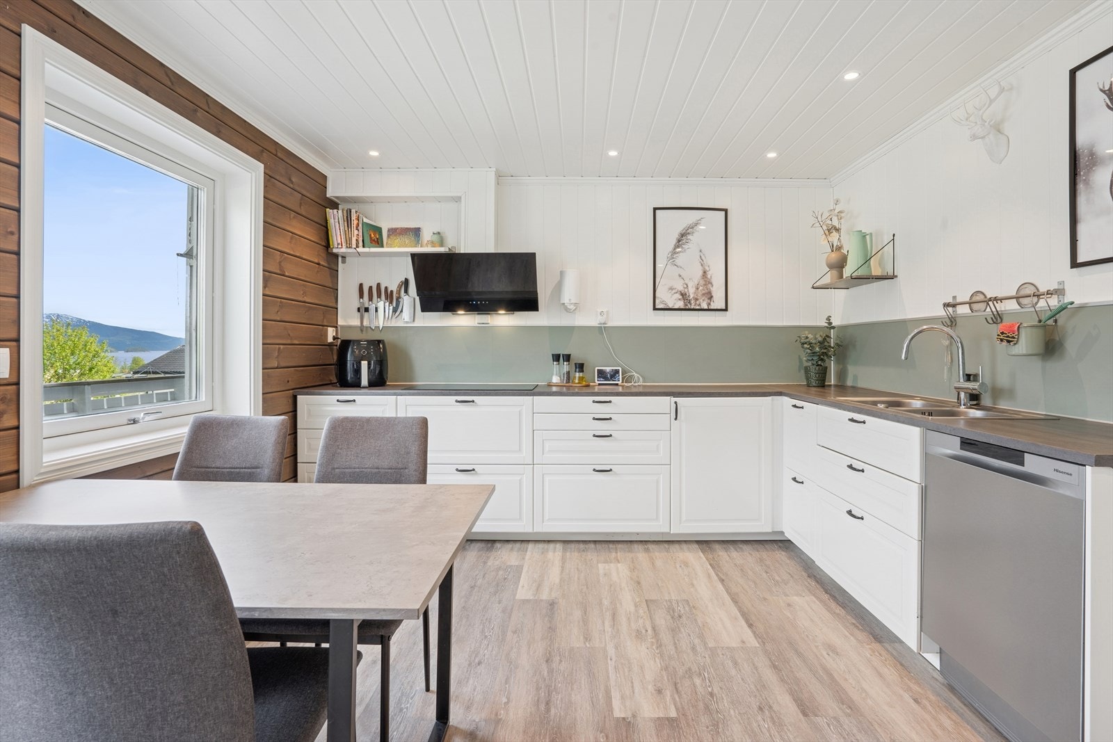 Kjøkkenet ble pusset opp i 2018 og holder god standard Galleribilde