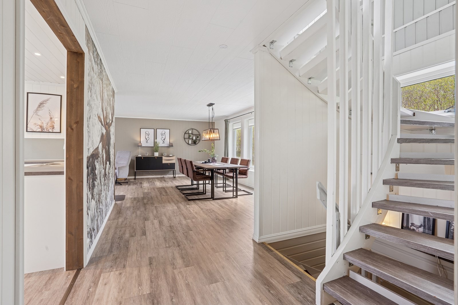 Opp trappen til andre etasje kommer man til en lys og fin spisestue og et moderne kjøkken Galleribilde