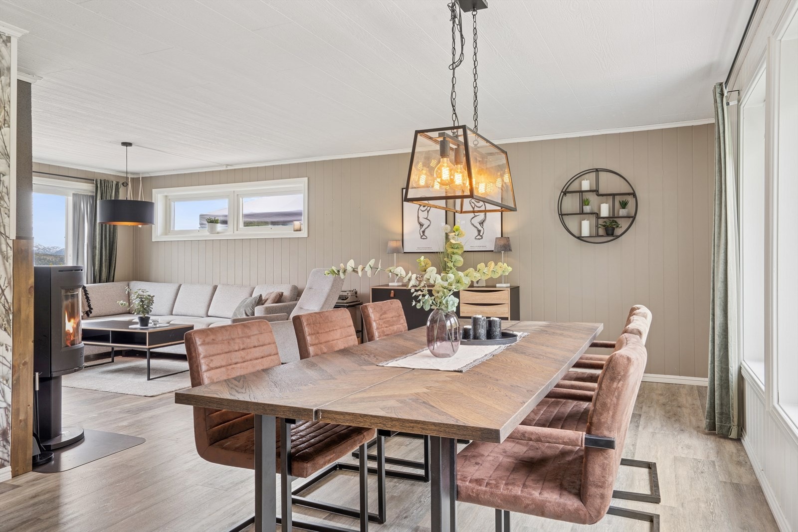 Stuen fremstår som lys og romslig med store vindusflater som slipper inn rikelig med lys Galleribilde