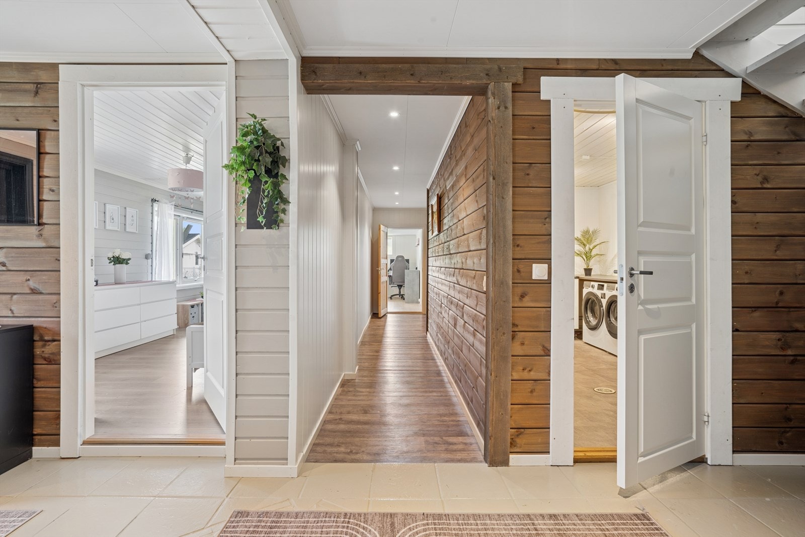 Her kommer man inn til en lys og luftig entrè som tar deg videre inn i boligen Galleribilde