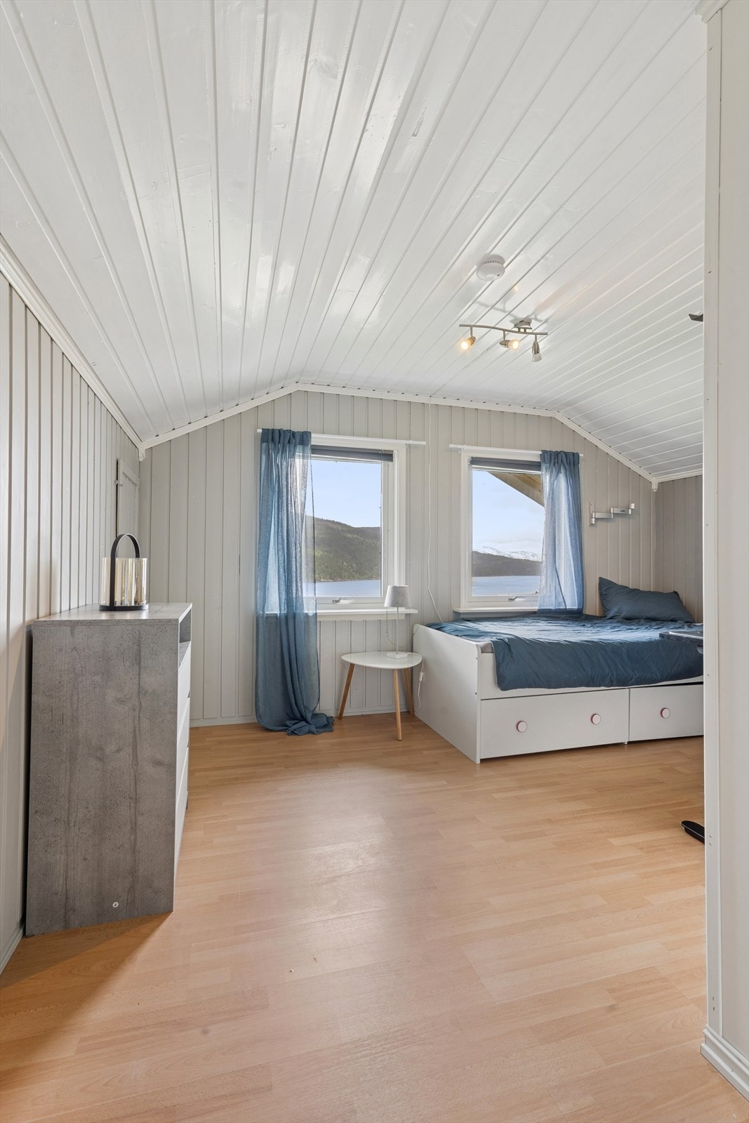 Her har man godt med plass og også nydelig utsikt utover fjorden Galleribilde