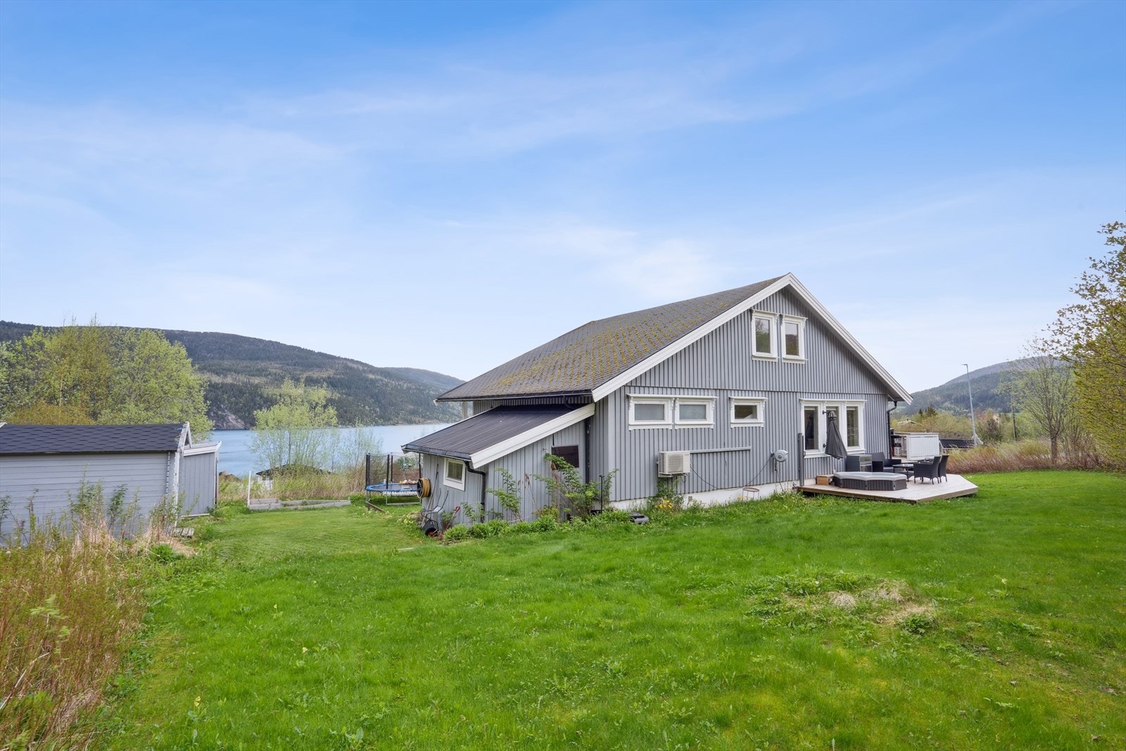 Her får man en innholdsrik enebolig på en romslig utsiktstomt! Galleribilde