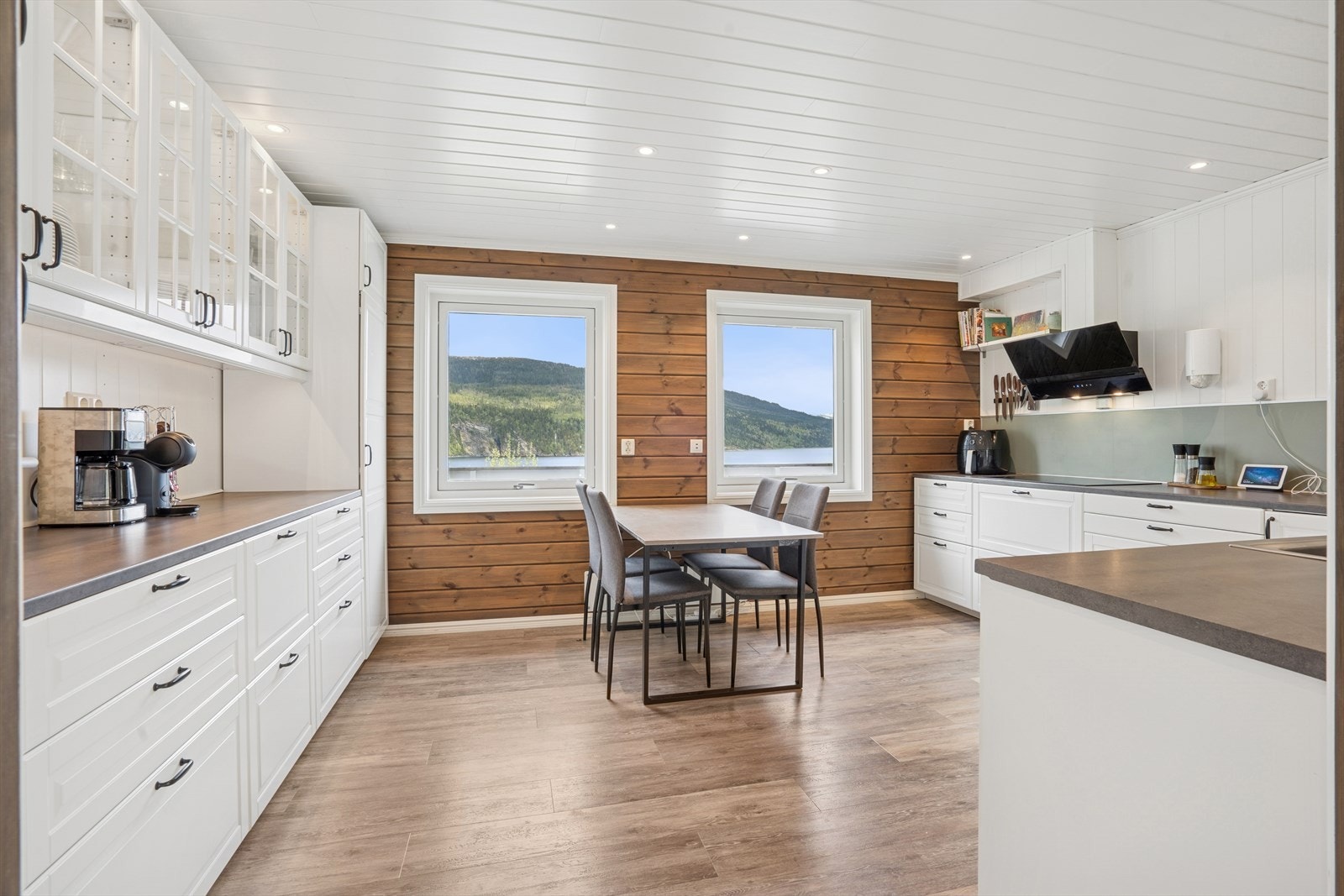 Boligen har et stort kjøkken med moderne løsninger Galleribilde