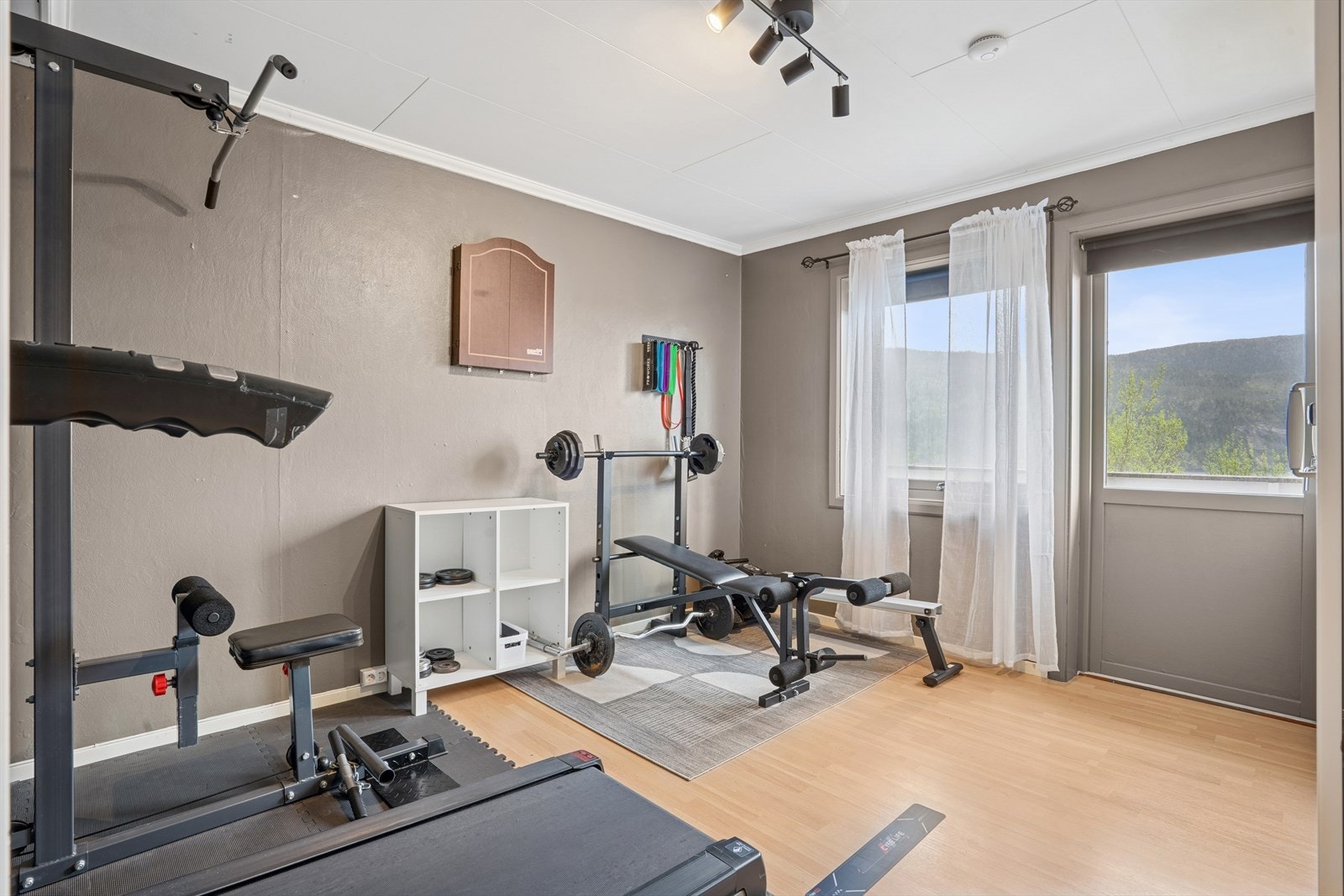 I hovedetasjen er det også et soverom som har egen utgang til balkongen Galleribilde