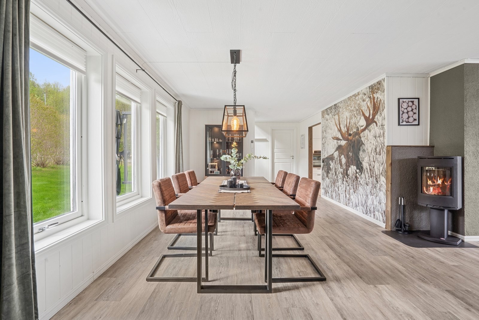 Boligen har en romslig stue hvor man har god plass til å invitere venner og familie Galleribilde