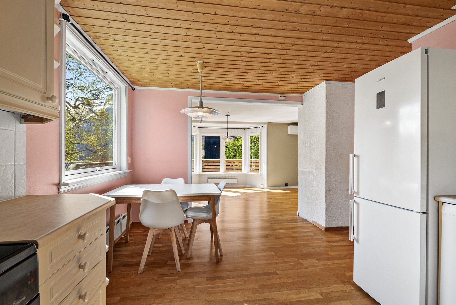 Stue/kjøkken med plass til spisebord i tilknytning. Galleribilde