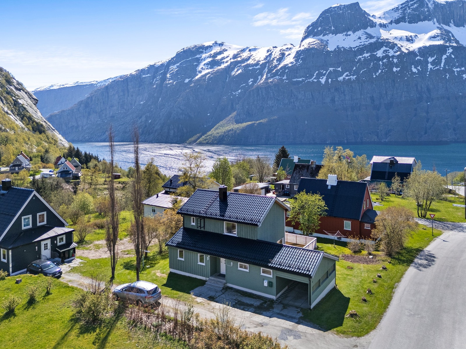 Parkering langs husvegg og i carport/garasje. Galleribilde