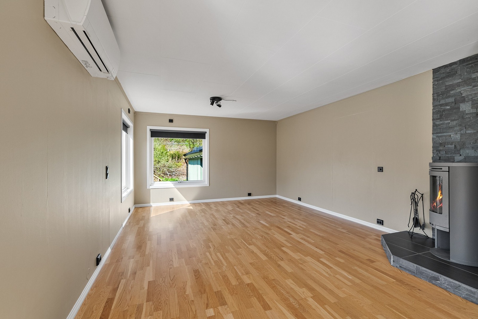 Romslig og flott stue med gode møbleringsmuligheter. Galleribilde