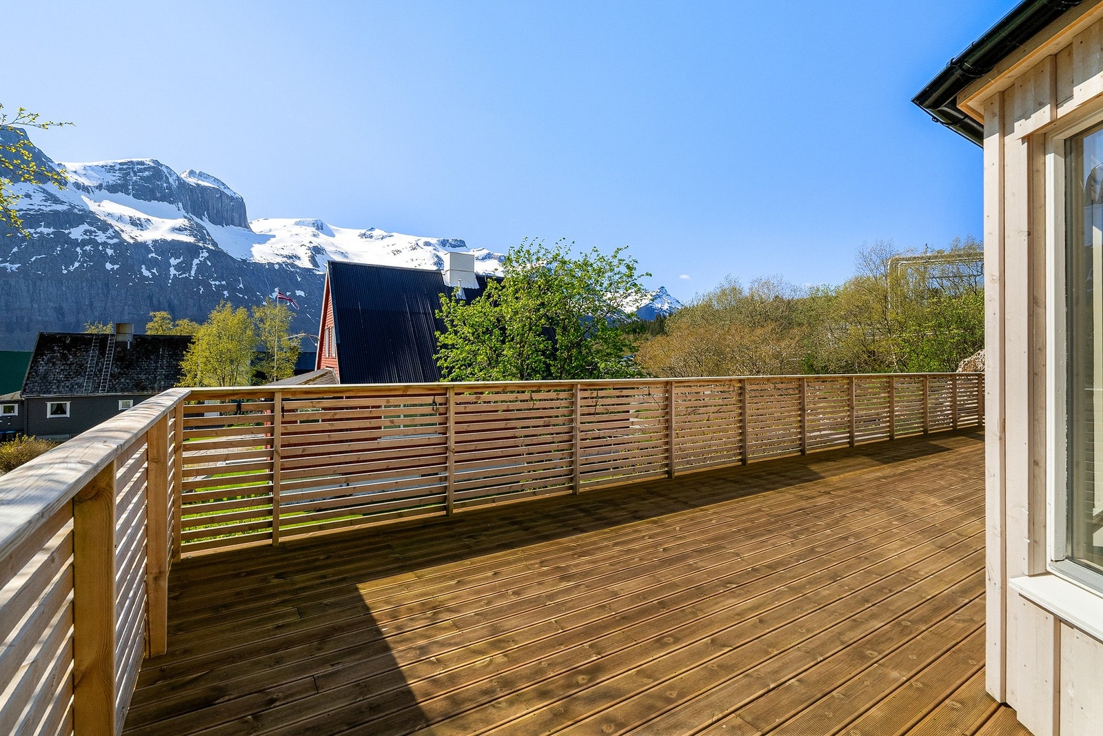 Balkongen ble bygget ny i 2023 og har Møre Royal dekke. Trapp ned til hage. Galleribilde
