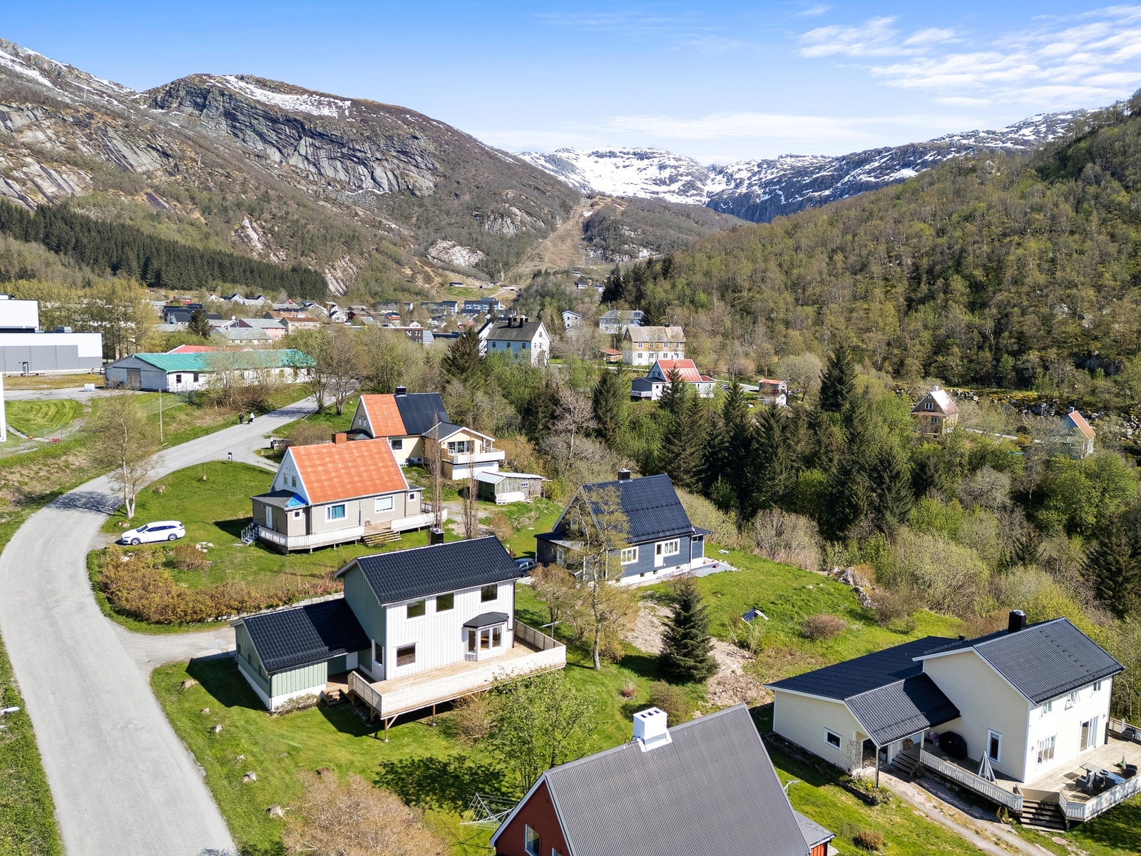 Fin beliggenhet sentralt i Glomfjord, med kort vei til alt fra skoler, barnehage, butikk og turterreng . Galleribilde