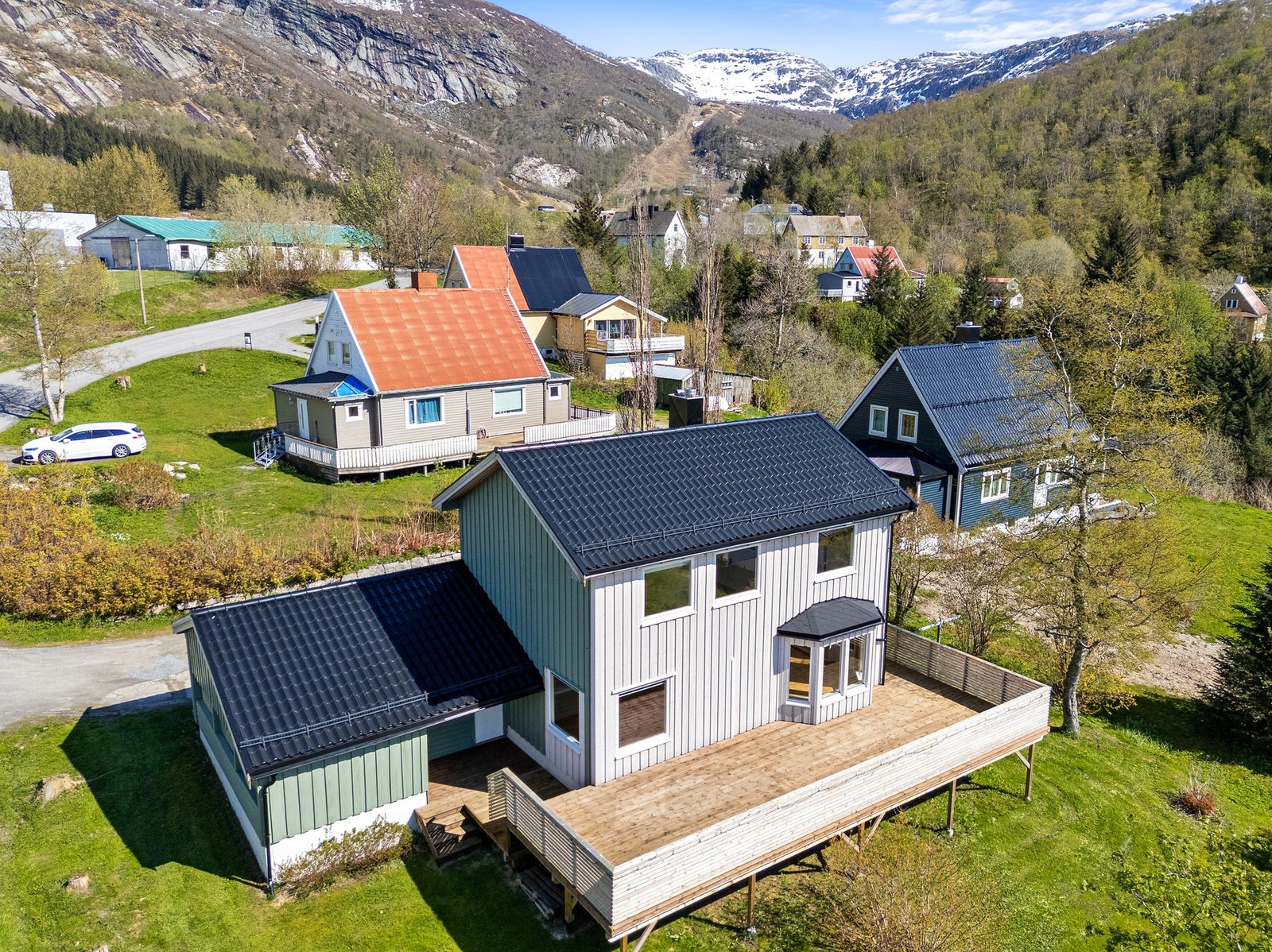 Nåværende eier har skiftet ut 5 vinduer, lagt ny kledning på den ene langveggen og etablert ny stor balkong med Møre Røyal dekke i 2023. Nytt taktekke i 2015. Galleribilde