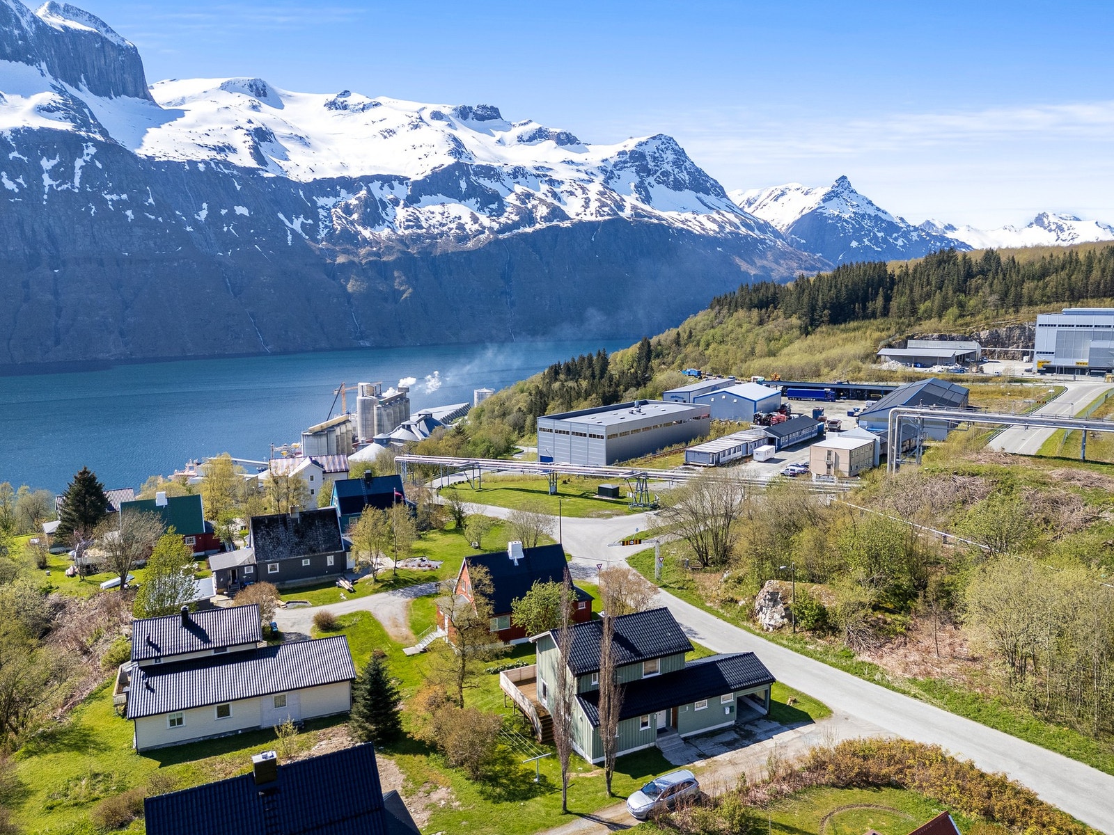 Fin beliggenhet sentralt i Glomfjord, med kort vei til alt fra skoler, barnehage, butikk og turterreng . Galleribilde