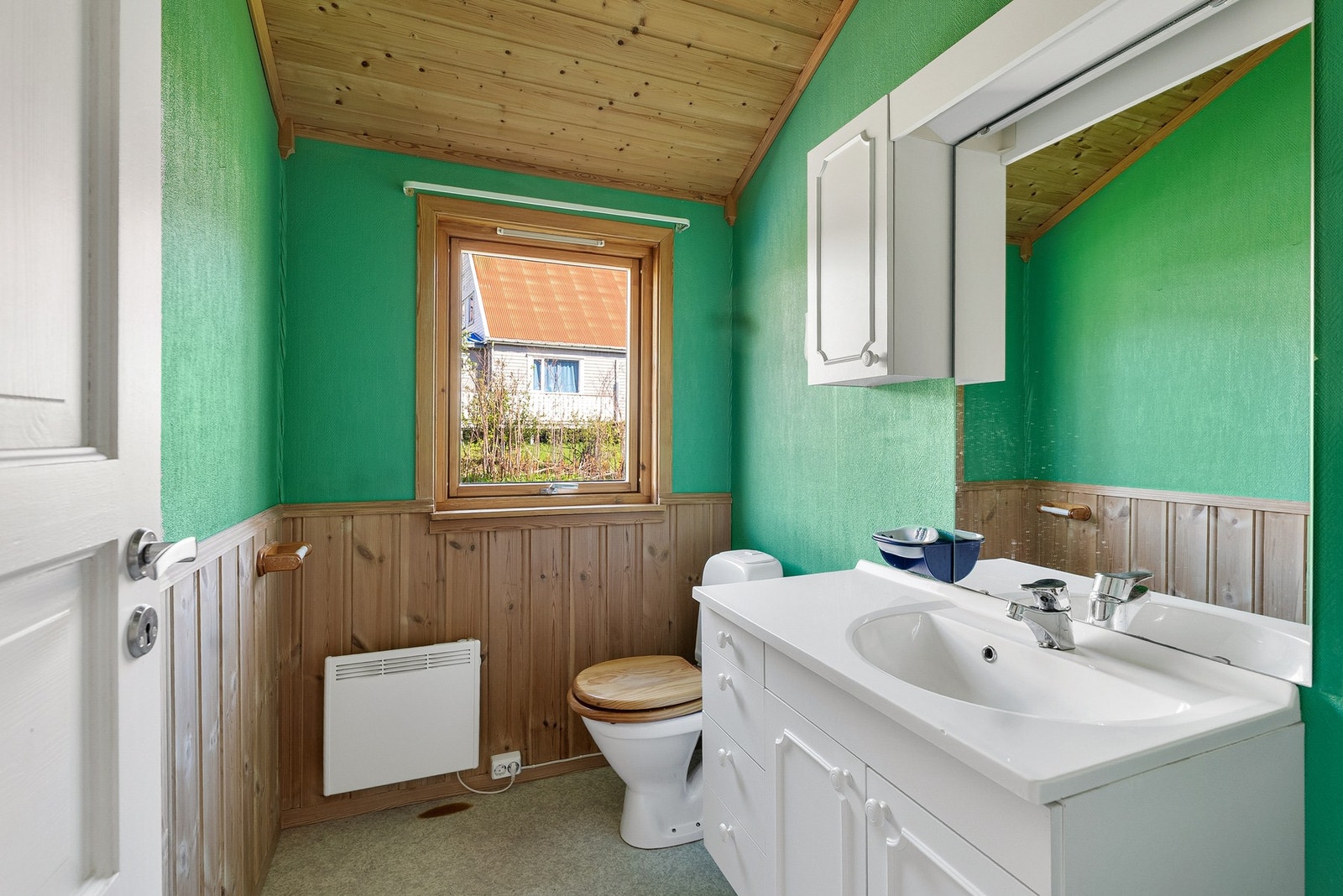 Toalettrom 1. etg med servantinnredning, speil og gulvstående toalett. Galleribilde